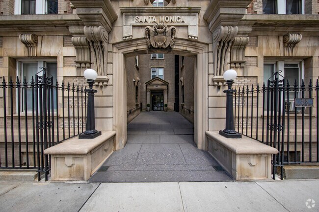 345 W 70th St New York, NY 10023 - 345 W 70th St