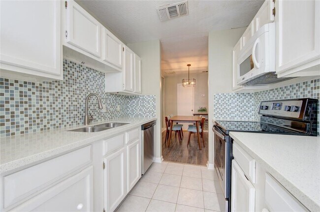 Foto del edificio - 2379 Briarwest Blvd