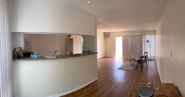 Primary Photo - 6845 Hazeltine Ave