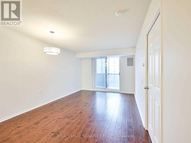 Photo du bâtiment - 35 Finch Ave E