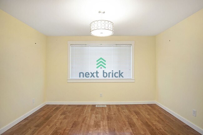 Building Photo - Beautiful Rambler in Redmond Available for...