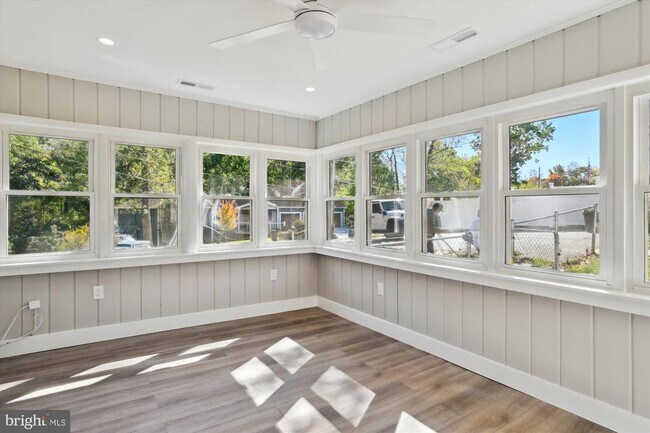 Foto del edificio - 503 Hilltop Ln