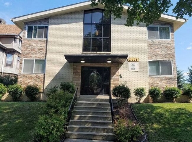 Building Photo - 2448 W Kilbourn Ave