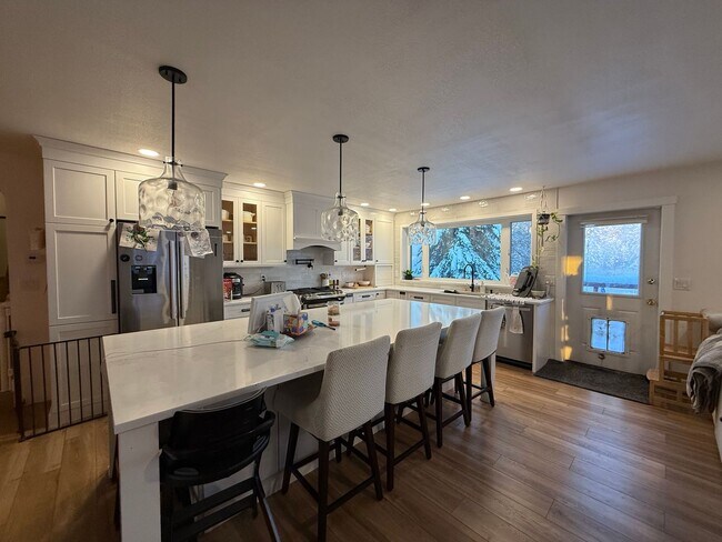 Foto del edificio - 4-bedroom home in Fairbanks / Dog friendly / Natural Gas