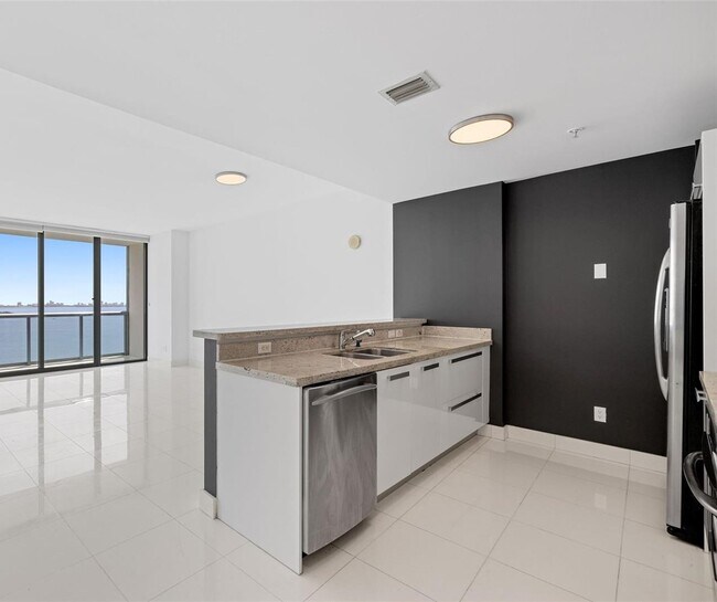 Foto del edificio - 601 NE 36th St