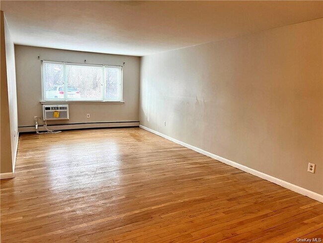 Foto del edificio - 810 Blooming Grove Turnpike