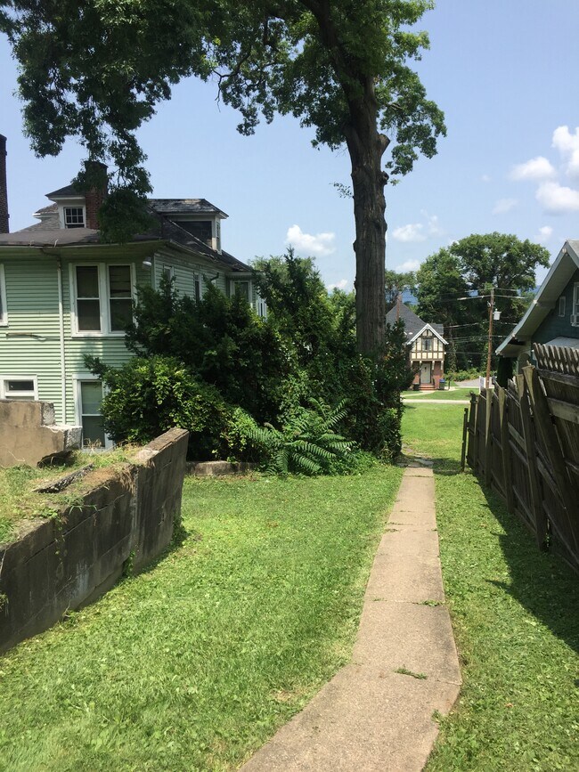 2107 Walnut St Unit 1, Harrisburg, PA 17103 Apartments in Harrisburg