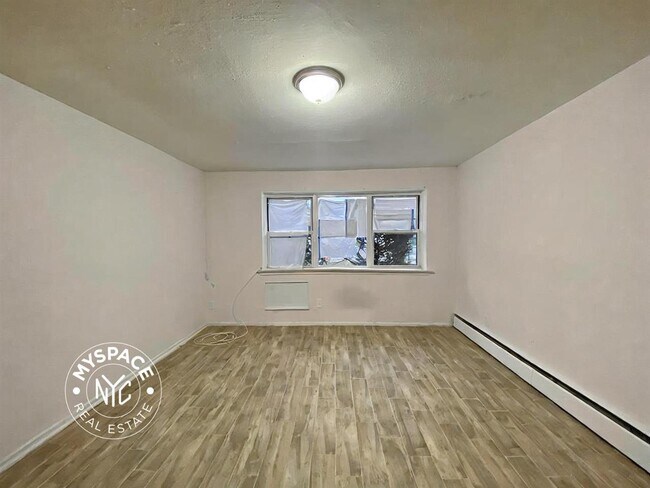 Foto del edificio - 8706 Dumont Ave