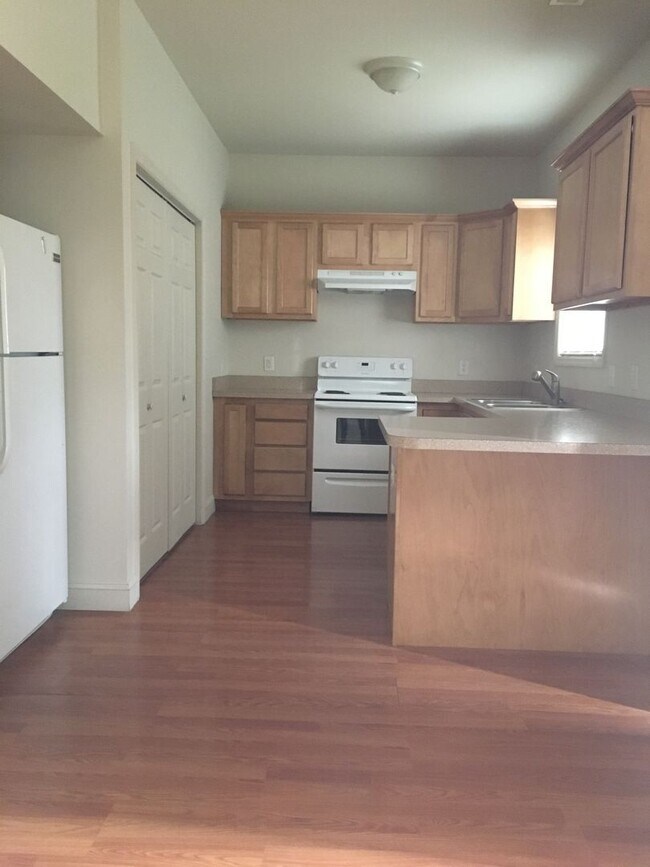 Foto del edificio - 2 Bedroom 1.5 Bathroom in the Grandin Cour...