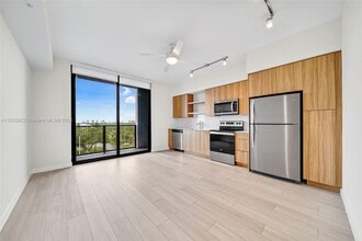 Building Photo - 555 NE 8th St