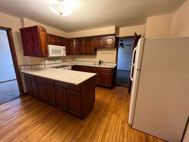 Foto del edificio - AVAILABLE JULY - 2 BED 1 BATH