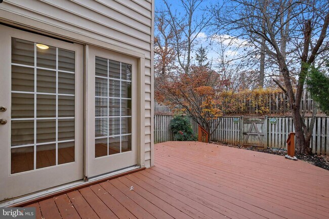 , fenced in easy maintenance yard - 111 Wootton Oaks Ct