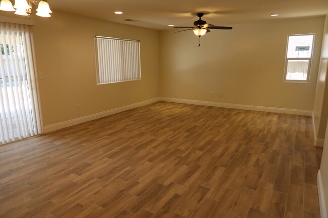 Foto del edificio - 305 Alysheba Dr