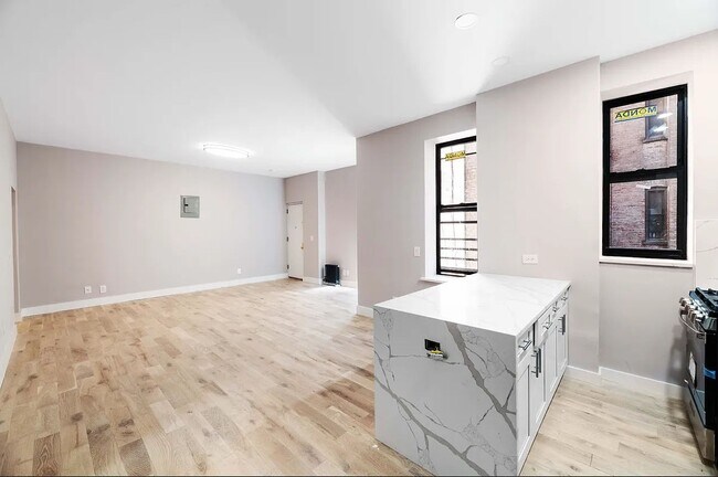 Building Photo - 570 W 183rd ST