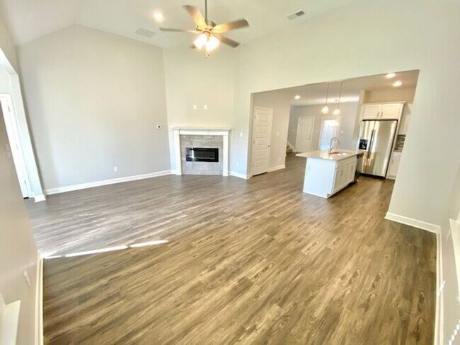 Foto del edificio - Now Leasing a 4-Bedroom 3 Bath Home In Som...