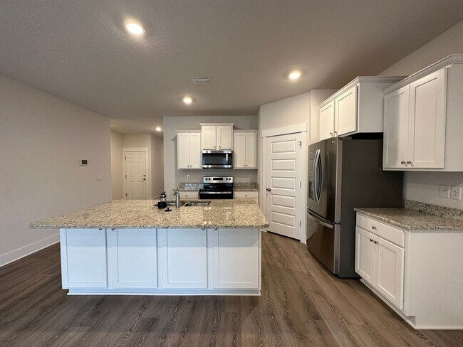 Foto del edificio - 4 bedroom 2 bath house with community pool...