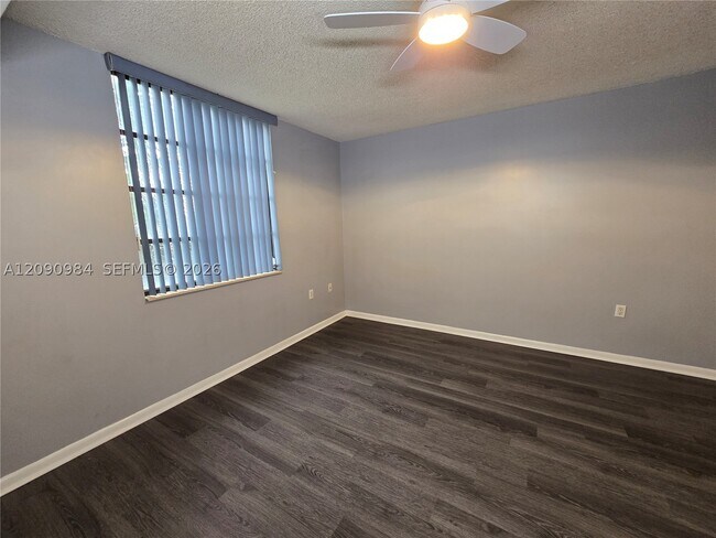 Foto del edificio - 1526 Whitehall Dr
