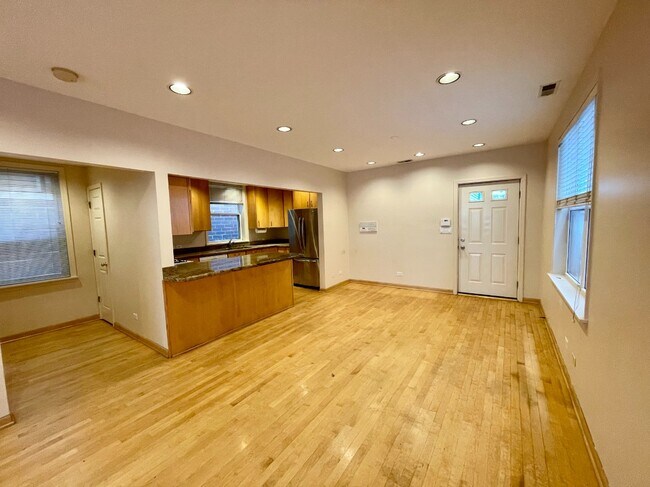 Foto del edificio - 2445 N Greenview Ave