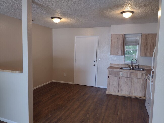 Foto del edificio - NEW LISTING --- 2 BEDROOM 1 BATH with LAUN...