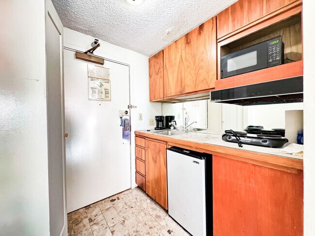 Building Photo - Furnished Condo with Ocean Views