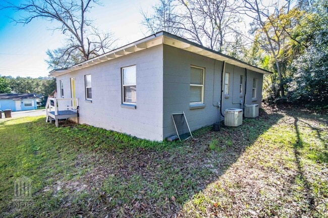 Building Photo - Great Duplex Just South of Downtown