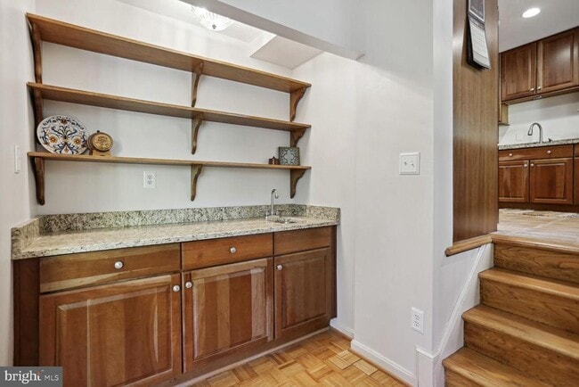 Building Photo - 2300 Cheshire Ln