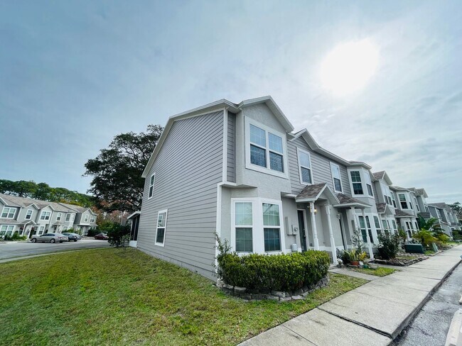 Building Photo - Gorgeous 3 Bedroom, 2 Bathroom Home in Win...