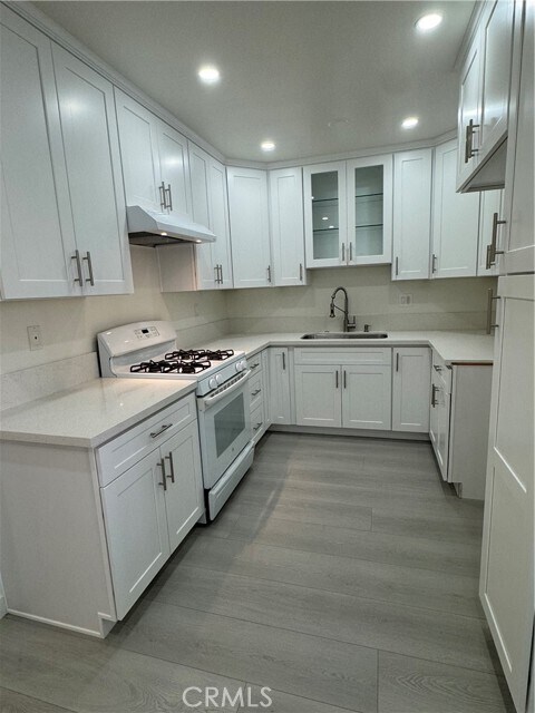 Foto del edificio - 350 W Wilson Ave