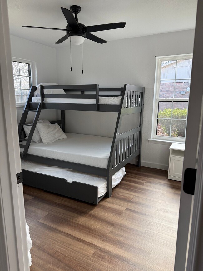 Foto del edificio - 5809 Westhaven Dr