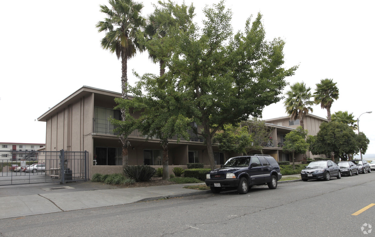 Building Photo - 1901 Shoreline Apartments