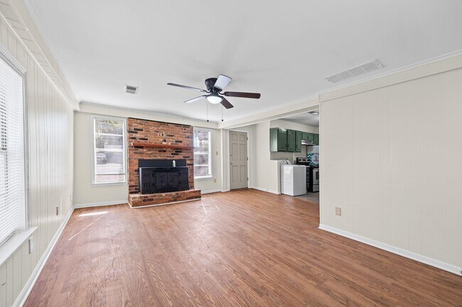 Foto del edificio - 1139 Russwood Rd