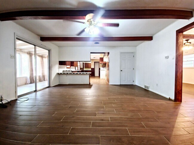 Foto del edificio - Huge 4 bed 2 bath with a sunroom and office
