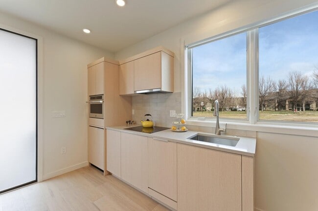 Building Photo - 211 SW Log Ct