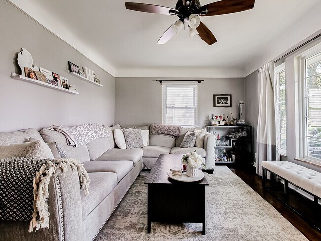 Building Photo - Welcome to this charming 3-bedroom, 2-bath...