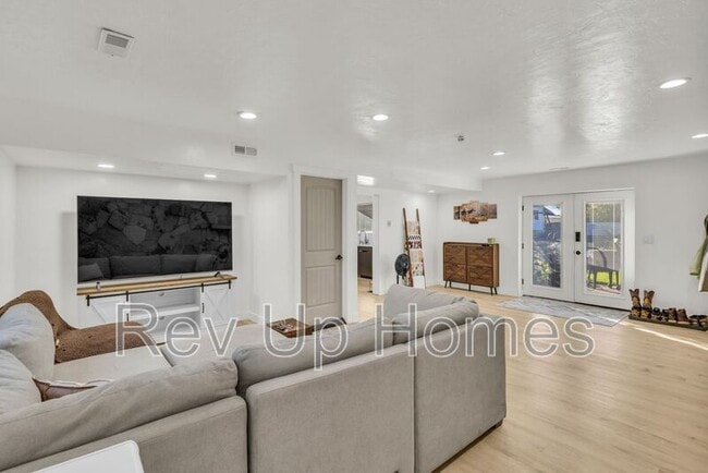 Building Photo - 492 E 100 S