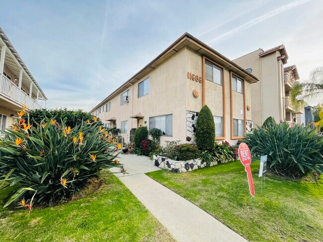 Foto del edificio - 11686 Darlington Ave