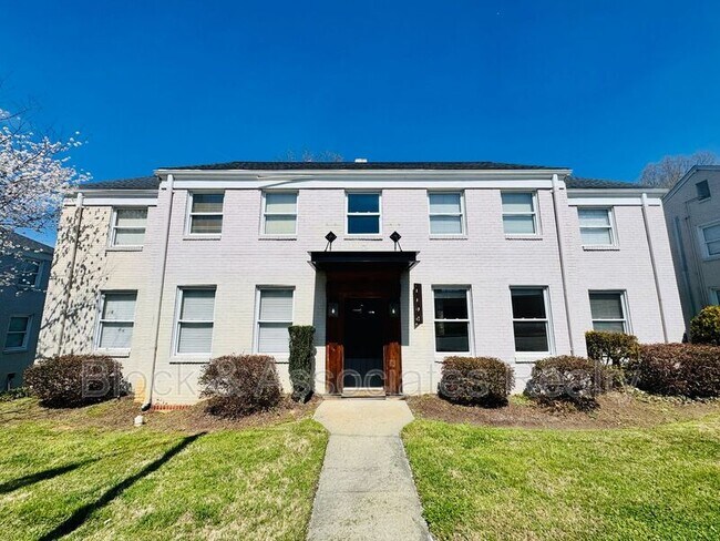 Foto del edificio - 1108 W Friendly Ave