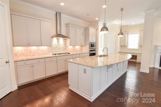 Foto del edificio - 4909 Providence Country Club Dr