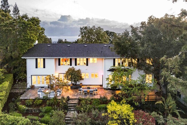 Building Photo - Luxurious Rental Home in Sharon Heights, M...
