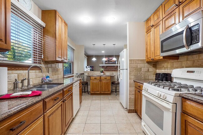 Building Photo - 2323 Woodview Ln