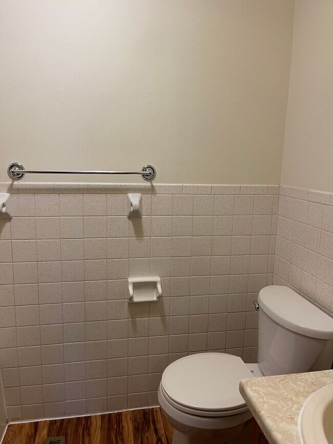 Foto del edificio - 3 BEDROOM 1.5 BATHROOM TOWNHOUSE FOR RENT