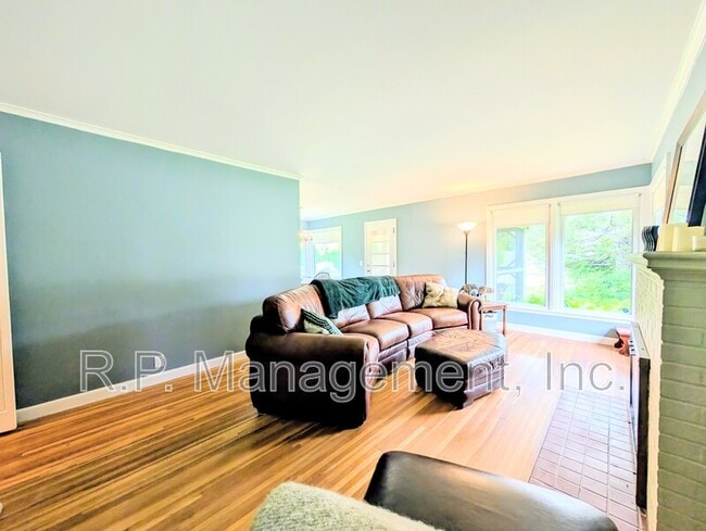 Building Photo - 3100 Orchard Ave N