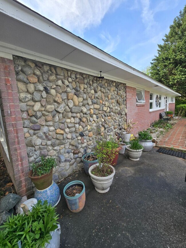 Foto del edificio - Whimsical 2 Bedroom, 1 Bathroom Unit in Havre de Grace