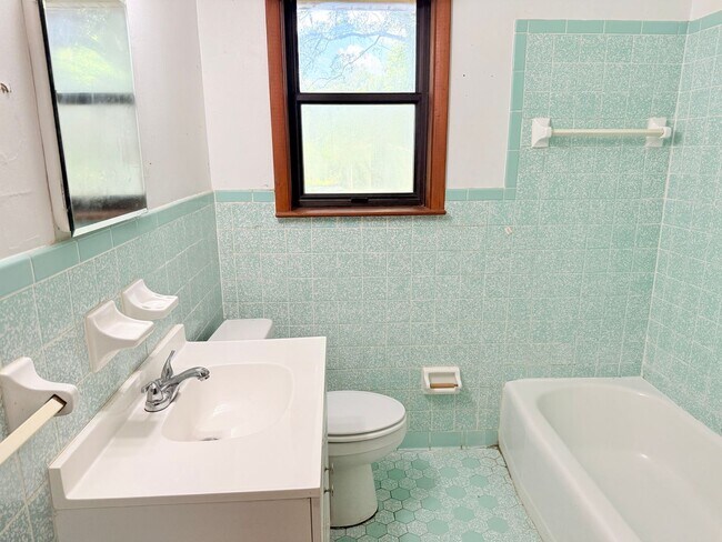 Foto del edificio - Charming All Brick Home - Spacious Backyard