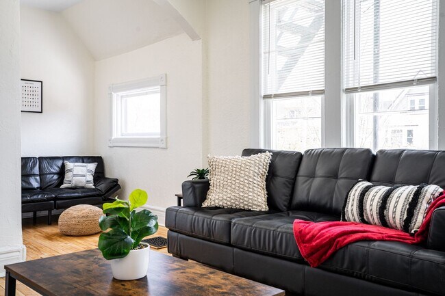 Foto del edificio - 4Bdrm Upper Flat of Eastside Duplex Fully ...