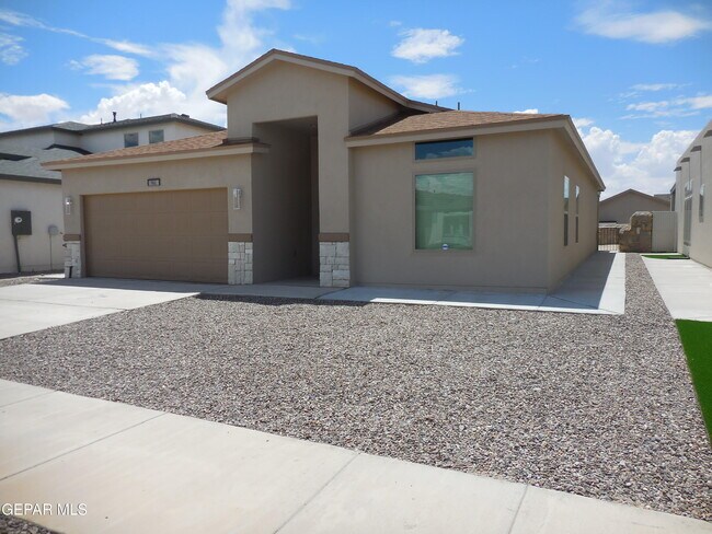 Building Photo - 561 Oakmont