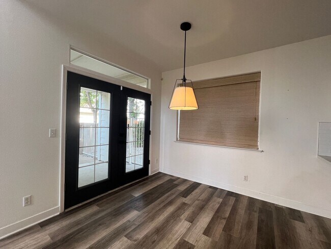 Building Photo - 1098 E Monticello Cir