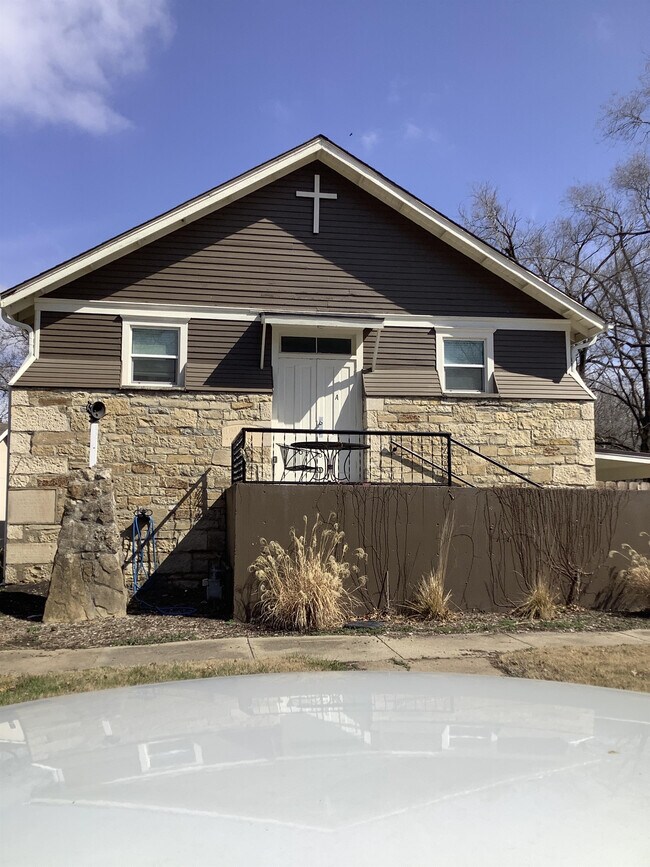 Building Photo - 415 S Oak St