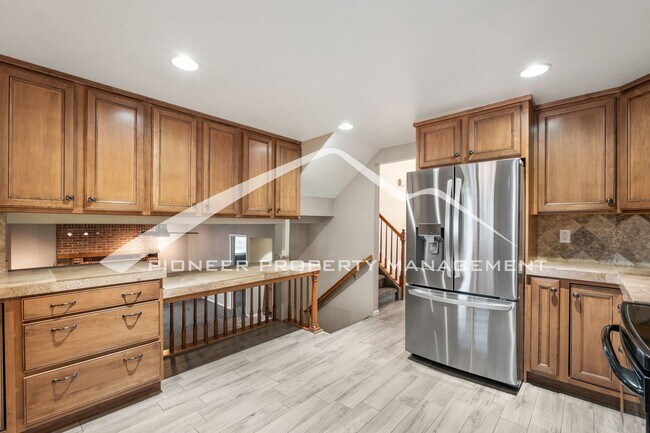 Foto del edificio - Beautifully Updated Rockrimmon Home Near Ute Valley Park with 5 bed, 3 bath, 2 car garage and AC!