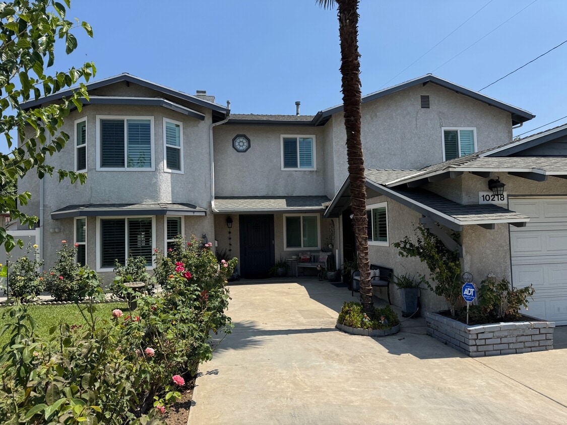 Foto principal - 10218 Ruffner Ave